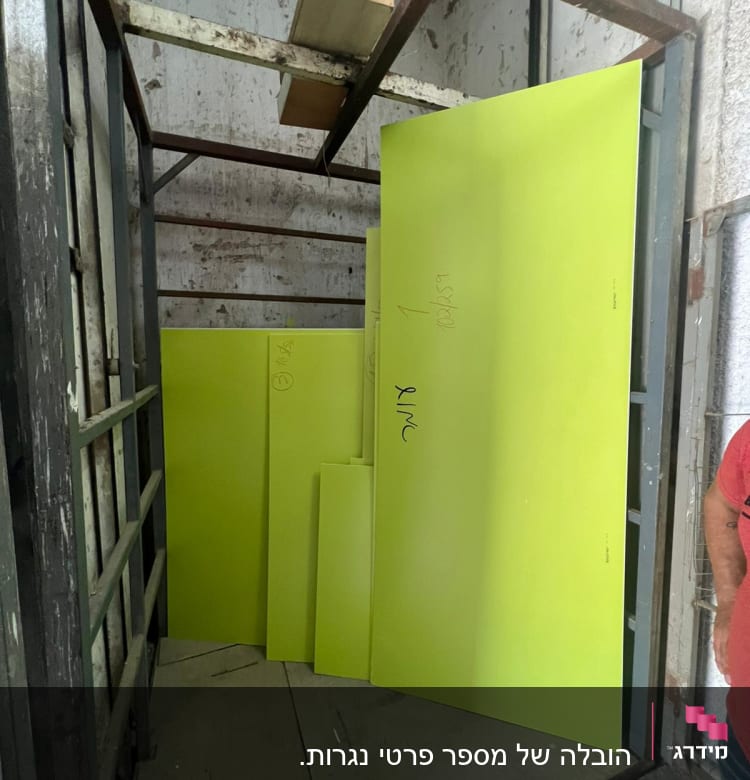 לוחות ירוקים במעלית משא